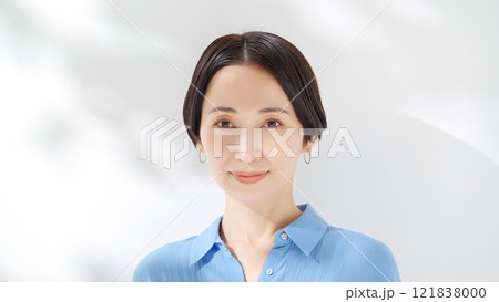 笑顔の女性 笑顔の女性 121838000