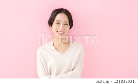 笑顔　女性 121838031