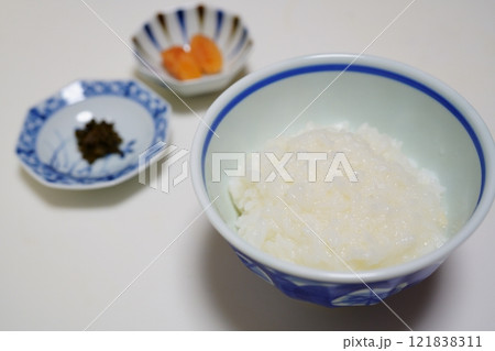 器に入ったおかゆとおかず 器に入ったおかゆとおかず 121838311