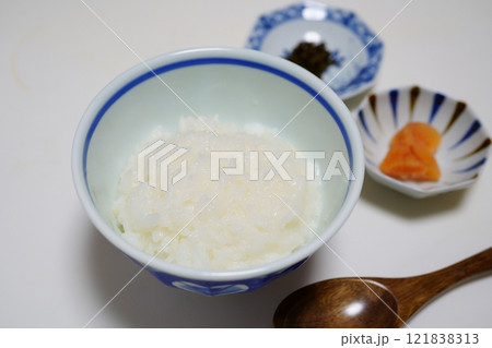 器に入ったおかゆとおかず 121838313
