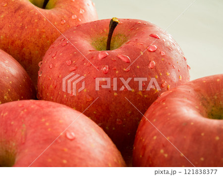 真っ赤なりんご 白背景 真っ赤なりんご 白背景 121838377