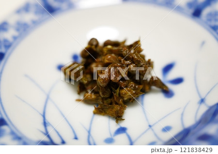 小皿に入った紫蘇の実漬け 121838429