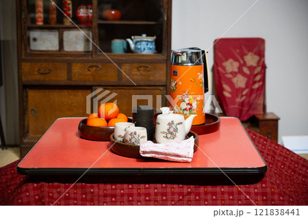 昭和の時代のコタツのある居間 121838441