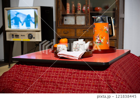 昭和の時代のコタツのある居間 昭和の時代のコタツのある居間 121838445