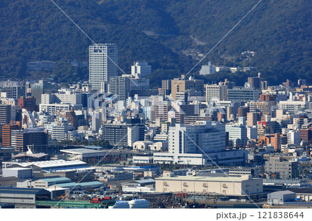 朝の高松市街（県庁、市役所、県立中央病院など） 121838644