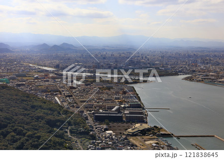 屋島から見る詰田川河口と高松の街並み 121838645
