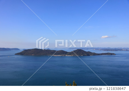 瀬戸内海、備讃瀬戸の女木島(鬼ヶ島)を屋島から見る(左は五色台、右は児島半島、中央は大槌小槌) 瀬戸内海、備讃瀬戸の女木島(鬼ヶ島)を屋島から見る(左は五色台、右は児島半島、中央は大槌小槌) 121838647