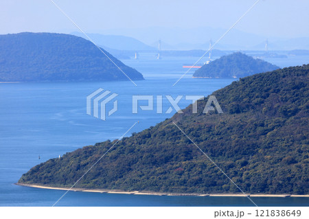 瀬戸内海、屋島から備讃瀬戸の女木島、小槌島、瀬戸大橋を見る 瀬戸内海、屋島から備讃瀬戸の女木島、小槌島、瀬戸大橋を見る 121838649