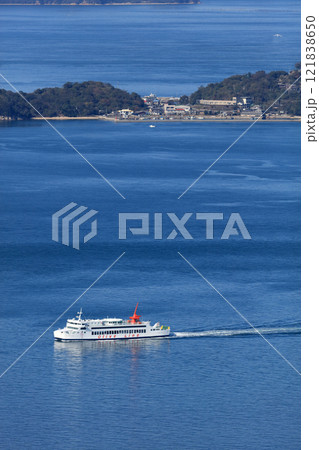 瀬戸内海、備讃瀬戸の男木島沖を行く小豆島フェリー 121838650