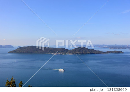 瀬戸内海、備讃瀬戸の女木島沖を行く国際フェリー 121838669