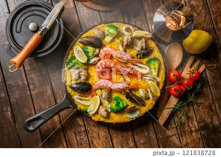 パエリア Spanish paella made in a wood-fired oven パエリア Spanish paella made in a wood-fired oven 121838728
