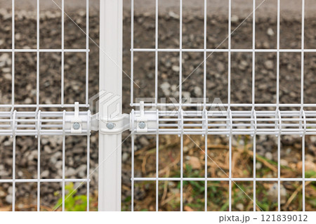 White Steel grating fence made with wire, grating wire industrial fence, pvc metal fence panel. White Steel grating fence made with wire, grating wire industrial fence, pvc metal fence panel. 121839012
