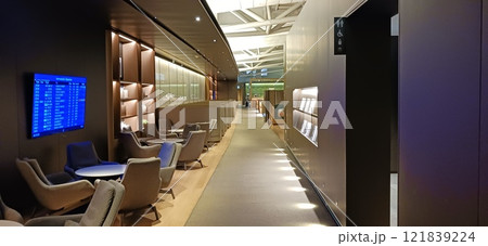 空港ラウンジの静寂と快適｜国際線出発待合エリア 121839224