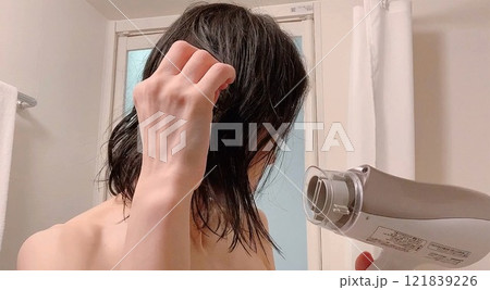 ドライヤーで髪を乾かす女性 ドライヤーで髪を乾かす女性 121839226