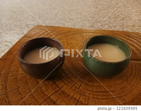 素朴な器と甘酒の温もり 癒しのひととき 素朴な器と甘酒の温もり 癒しのひととき 121839305