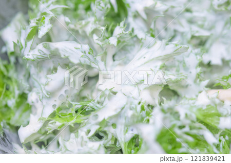 わさび菜をマヨネーズであえているところ (写真素材) わさび菜をマヨネーズであえているところ (写真素材) 121839421