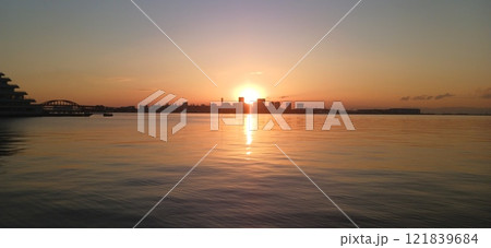 神戸ハーバーランドの朝焼け　静寂とともに迎える新しい一日 121839684