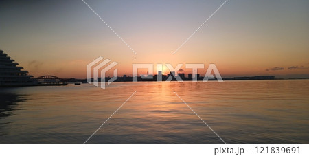 神戸ハーバーランドの朝焼け 静寂とともに迎える新しい一日 神戸ハーバーランドの朝焼け 静寂とともに迎える新しい一日 121839691