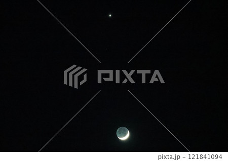 月齢3.4日の三日月と宵の明星 月齢3.4日の三日月と宵の明星 121841094