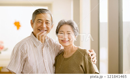 笑顔のシニア夫婦（AI生成画像） 121841465