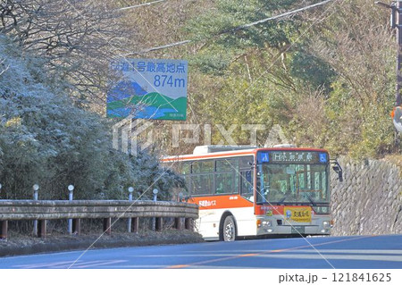 箱根国道1号線最高地点の道路標識と路線バス 121841625