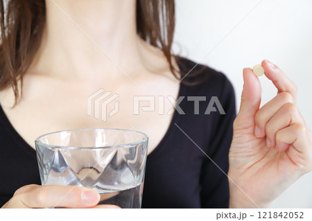 薬を飲む女性 121842052