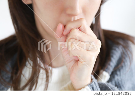 咳をする女性 121842053
