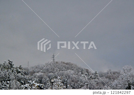 初積雪の山　富山県高岡市 121842297