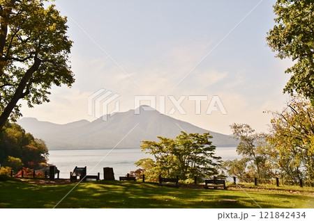 支笏湖ビジターセンター後方の公園から眺める恵庭岳 121842434