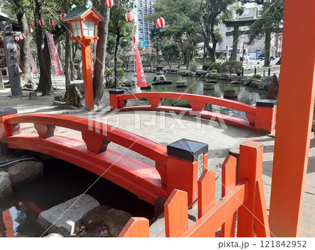 朱色の橋　神社　境内　建築物 121842952