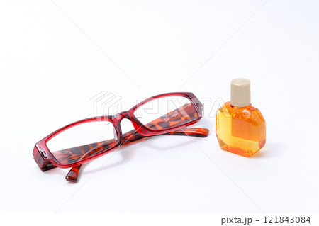 メガネ、フレーム、レンズ、目、眼科、老眼鏡、老眼、顔、目薬、点眼、容器、薬局、目、点す、液体、薬 メガネ、フレーム、レンズ、目、眼科、老眼鏡、老眼、顔、目薬、点眼、容器、薬局、目、点す、液体、薬 121843084