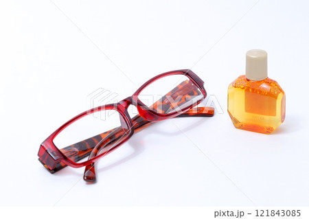 メガネ、フレーム、レンズ、目、眼科、老眼鏡、老眼、顔、目薬、点眼、容器、薬局、目、点す、液体、薬 メガネ、フレーム、レンズ、目、眼科、老眼鏡、老眼、顔、目薬、点眼、容器、薬局、目、点す、液体、薬 121843085