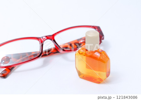メガネ、フレーム、レンズ、目、眼科、老眼鏡、老眼、顔、目薬、点眼、容器、薬局、目、点す、液体、薬 メガネ、フレーム、レンズ、目、眼科、老眼鏡、老眼、顔、目薬、点眼、容器、薬局、目、点す、液体、薬 121843086