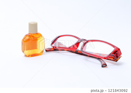 メガネ、フレーム、レンズ、目、眼科、老眼鏡、老眼、顔、目薬、点眼、容器、薬局、目、点す、液体、薬 メガネ、フレーム、レンズ、目、眼科、老眼鏡、老眼、顔、目薬、点眼、容器、薬局、目、点す、液体、薬 121843092