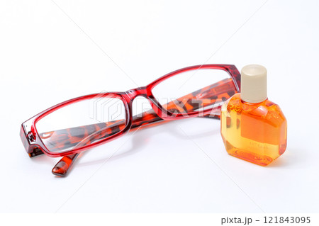 メガネ、フレーム、レンズ、目、眼科、老眼鏡、老眼、顔、目薬、点眼、容器、薬局、目、点す、液体、薬 121843095
