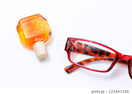 メガネ、フレーム、レンズ、目、眼科、老眼鏡、老眼、顔、目薬、点眼、容器、薬局、目、点す、液体、薬 121843100