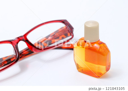 メガネ、フレーム、レンズ、目、眼科、老眼鏡、老眼、顔、目薬、点眼、容器、薬局、目、点す、液体、薬 メガネ、フレーム、レンズ、目、眼科、老眼鏡、老眼、顔、目薬、点眼、容器、薬局、目、点す、液体、薬 121843105