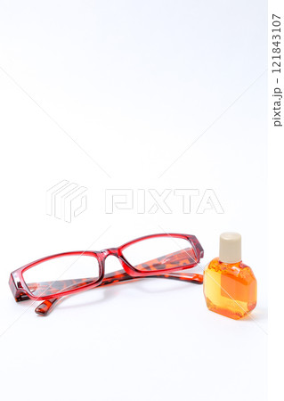 メガネ、フレーム、レンズ、目、眼科、老眼鏡、老眼、顔、目薬、点眼、容器、薬局、目、点す、液体、薬 メガネ、フレーム、レンズ、目、眼科、老眼鏡、老眼、顔、目薬、点眼、容器、薬局、目、点す、液体、薬 121843107