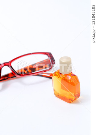 メガネ、フレーム、レンズ、目、眼科、老眼鏡、老眼、顔、目薬、点眼、容器、薬局、目、点す、液体、薬 メガネ、フレーム、レンズ、目、眼科、老眼鏡、老眼、顔、目薬、点眼、容器、薬局、目、点す、液体、薬 121843108