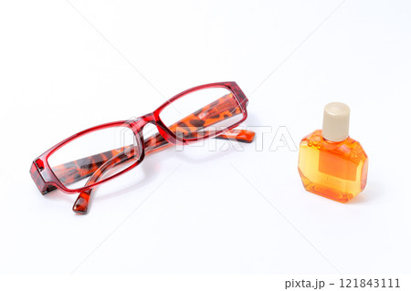 メガネ、フレーム、レンズ、目、眼科、老眼鏡、老眼、顔、目薬、点眼、容器、薬局、目、点す、液体、薬 メガネ、フレーム、レンズ、目、眼科、老眼鏡、老眼、顔、目薬、点眼、容器、薬局、目、点す、液体、薬 121843111