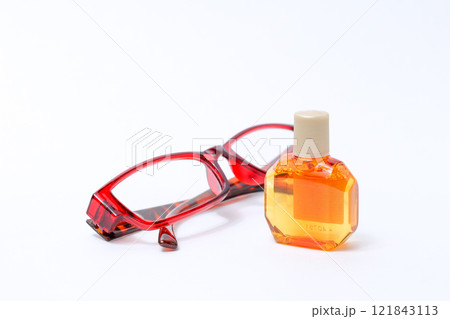 メガネ、フレーム、レンズ、目、眼科、老眼鏡、老眼、顔、目薬、点眼、容器、薬局、目、点す、液体、薬 メガネ、フレーム、レンズ、目、眼科、老眼鏡、老眼、顔、目薬、点眼、容器、薬局、目、点す、液体、薬 121843113