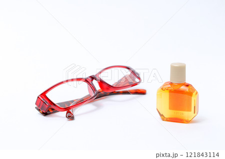 メガネ、フレーム、レンズ、目、眼科、老眼鏡、老眼、顔、目薬、点眼、容器、薬局、目、点す、液体、薬 メガネ、フレーム、レンズ、目、眼科、老眼鏡、老眼、顔、目薬、点眼、容器、薬局、目、点す、液体、薬 121843114