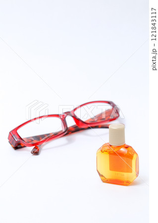 メガネ、フレーム、レンズ、目、眼科、老眼鏡、老眼、顔、目薬、点眼、容器、薬局、目、点す、液体、薬 メガネ、フレーム、レンズ、目、眼科、老眼鏡、老眼、顔、目薬、点眼、容器、薬局、目、点す、液体、薬 121843117
