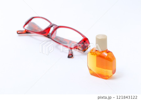 メガネ、フレーム、レンズ、目、眼科、老眼鏡、老眼、顔、目薬、点眼、容器、薬局、目、点す、液体、薬 121843122