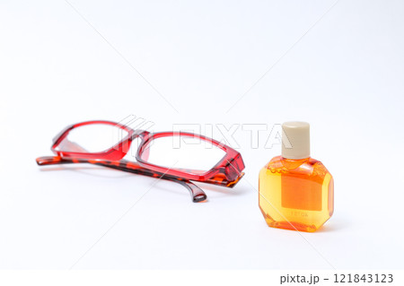 メガネ、フレーム、レンズ、目、眼科、老眼鏡、老眼、顔、目薬、点眼、容器、薬局、目、点す、液体、薬 メガネ、フレーム、レンズ、目、眼科、老眼鏡、老眼、顔、目薬、点眼、容器、薬局、目、点す、液体、薬 121843123