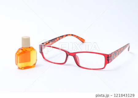 メガネ、フレーム、レンズ、目、眼科、老眼鏡、老眼、顔、目薬、点眼、容器、薬局、目、点す、液体、薬 121843129