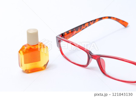 メガネ、フレーム、レンズ、目、眼科、老眼鏡、老眼、顔、目薬、点眼、容器、薬局、目、点す、液体、薬 メガネ、フレーム、レンズ、目、眼科、老眼鏡、老眼、顔、目薬、点眼、容器、薬局、目、点す、液体、薬 121843130