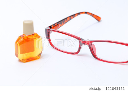メガネ、フレーム、レンズ、目、眼科、老眼鏡、老眼、顔、目薬、点眼、容器、薬局、目、点す、液体、薬 メガネ、フレーム、レンズ、目、眼科、老眼鏡、老眼、顔、目薬、点眼、容器、薬局、目、点す、液体、薬 121843131