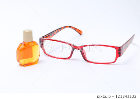 メガネ、フレーム、レンズ、目、眼科、老眼鏡、老眼、顔、目薬、点眼、容器、薬局、目、点す、液体、薬 メガネ、フレーム、レンズ、目、眼科、老眼鏡、老眼、顔、目薬、点眼、容器、薬局、目、点す、液体、薬 121843132