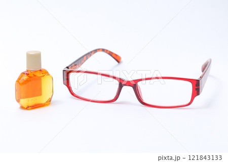 メガネ、フレーム、レンズ、目、眼科、老眼鏡、老眼、顔、目薬、点眼、容器、薬局、目、点す、液体、薬 メガネ、フレーム、レンズ、目、眼科、老眼鏡、老眼、顔、目薬、点眼、容器、薬局、目、点す、液体、薬 121843133